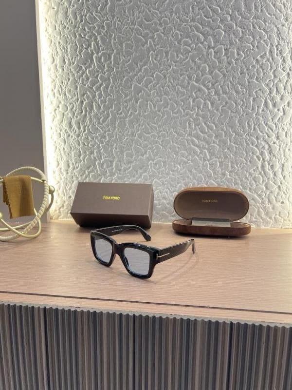 Tomford 184 blue lens